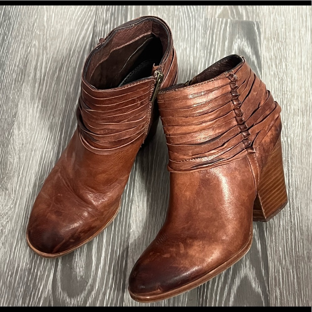 Isola size 8.5 genuine leather boot / bootie